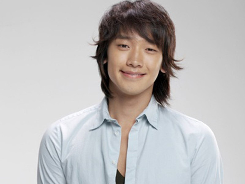 Theo Zing, năm 2002, Bi Rain khởi nghiệp với album Bad guy. Sản phẩm âm nhạc này đã giúp chồng Kim Tae Hee nổi tiếng toàn châu Á. Ảnh: Người Lao Động.