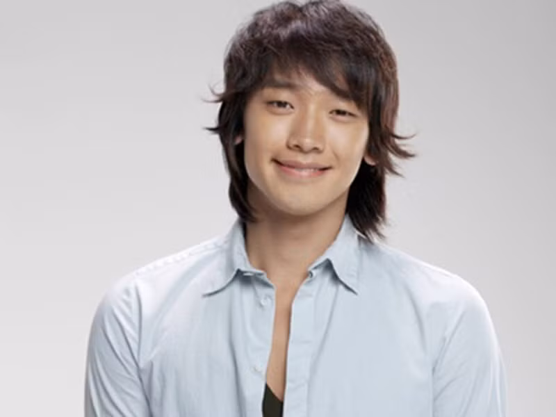 Theo Zing, năm 2002, Bi Rain khởi nghiệp với album Bad guy. Sản phẩm âm nhạc này đã giúp chồng Kim Tae Hee nổi tiếng toàn châu Á. Ảnh: Người Lao Động.