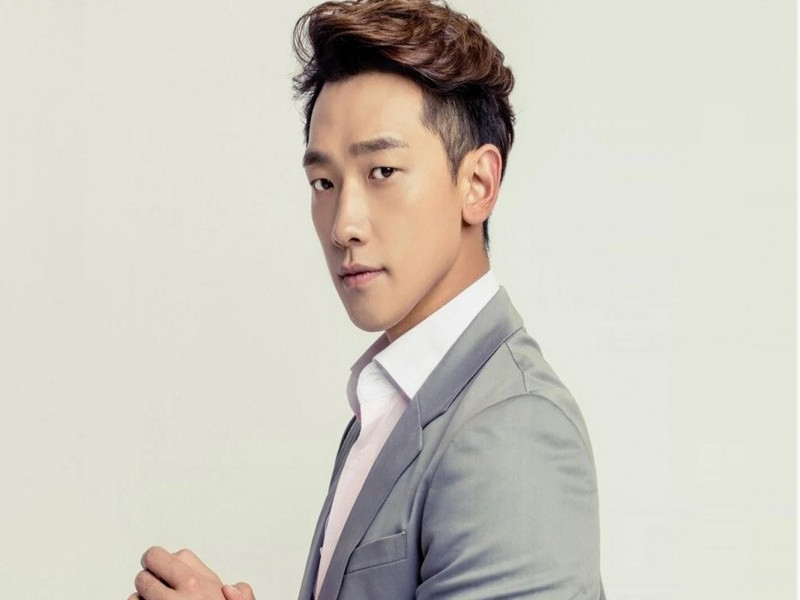 Bi Rain xuất thân nghèo khó. Gia đình anh túng thiếu đến nỗi không có tiền để cho mẹ của nam ca sĩ chữa bệnh tiểu đường. Có lúc, anh và gia đình còn không có nhà để ở. Để đổi đời, Bi Rain quyết tâm học hát và nhảy. Ảnh: Người Lao Động.