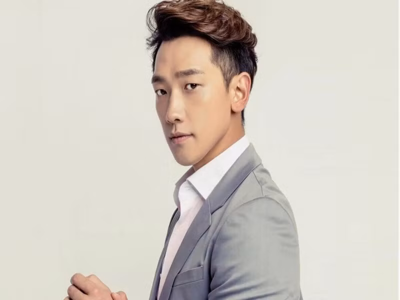 Bi Rain xuất thân nghèo khó. Gia đình anh túng thiếu đến nỗi không có tiền để cho mẹ của nam ca sĩ chữa bệnh tiểu đường. Có lúc, anh và gia đình còn không có nhà để ở. Để đổi đời, Bi Rain quyết tâm học hát và nhảy. Ảnh: Người Lao Động.