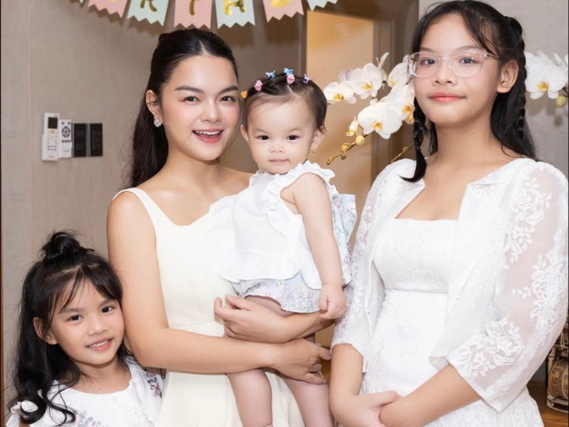 Năm 2012, Phạm Quỳnh Anh - Quang Huy làm đám cưới, trở thành cặp ca sĩ - ông bầu nổi tiếng của Vbiz. Tuy nhiên, sau 6 năm chung sống, có hai con chung, Phạm Quỳnh Anh và Quang Huy ly hôn. Hiện tại, Phạm Quỳnh Anh có một cô con gái với bạn trai giấu mặt. Ảnh: FBNV.