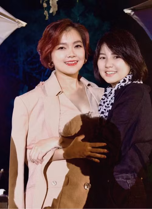 Thanh Ngọc nói thêm: "Ngô Quỳnh Anh giờ không tha thiết hoạt động showbiz nữa, cũng không hứng thú hát hò gì đâu. Nếu mà hát với tôi thì cô ấy nhận lời. Ngoài ra, Ngô Quỳnh Anh rất ít khi nhận lời đi hát hay chạy show". Ảnh: FBNV.