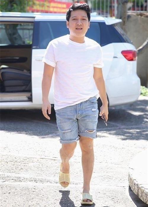 Sau khi nổi tiếng, giàu có, Trường Giang vẫn giữ lối sống giản dị như ngày còn nghèo khó. Anh chỉ sắm đồ từ những thương hiệu có mức giá vừa phải. Ảnh: Dân Việt.