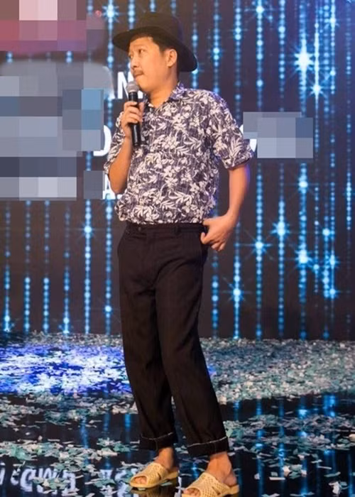 Năm 2011, Trường Giang được Đàm Vĩnh Hưng mời viết kịch bản và diễn trong tiểu phẩm hài Khó ở liveshow Bước chân miền Trung. Vai diễn ông già Quảng Nam khó tính nhưng duyên dáng có tên Mười Khó trong tiểu phẩm giúp Trường Giang vụt sáng thành sao. Ảnh: Vietnamnet.