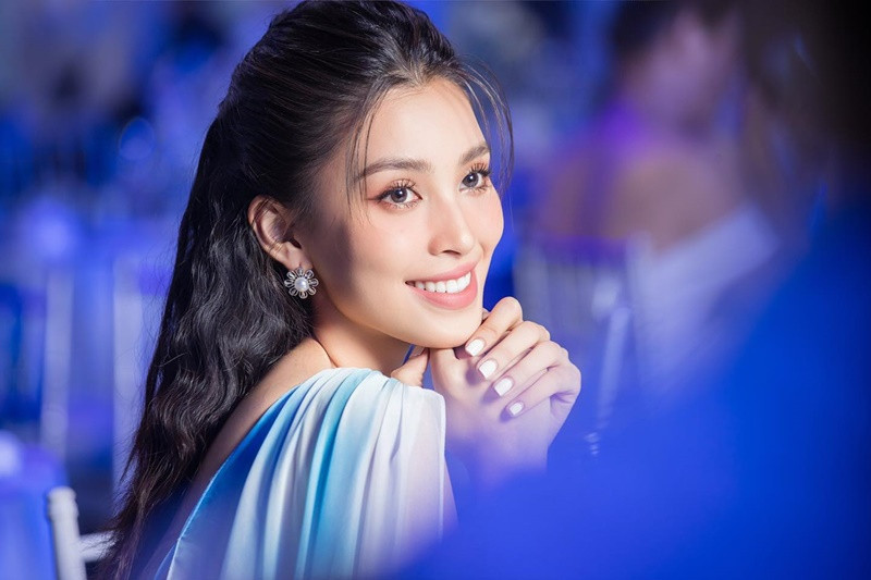 Tiểu Vy chuộng mặc váy kiểu công chúa khi tham gia các sự kiện quan trọng. Ở đời thường, cô lựa chọn trang phục năng động nhưng không quá hở hang. Ảnh: FBNV.