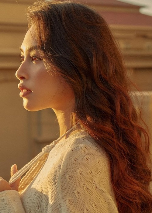 Tiểu Vy tự thấy mê sống mũi thẳng tắp, cao vút của mình. Ảnh: FBNV.