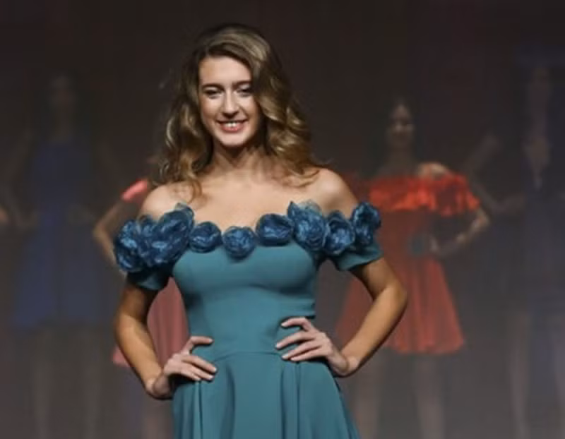 Theo Zing, sau khi bị tước vương miện, Itir Esen khẳng định rằng những dòng chia sẻ trên mạng xã hội là sự bất cẩn, vô ý và không hề có bất kỳ động cơ chính trị nào. Ngoài bị truất ngôi, Itir Esen đối diện với án tù một năm vì phát ngôn trong quá khứ. Ảnh: Zing.