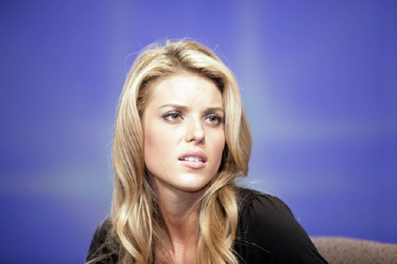 Carrie Prejean chỉ có vài ngày đội vương miện Hoa hậu Mỹ 2009. Cô bị tước vương miện sau khi loạt ảnh gợi cảm bị phát tán. Ảnh: Dân Trí.