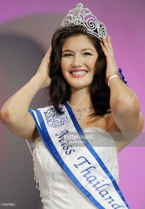 Hoa hậu Thế giới Thái Lan 2005 - Atchara McKay chỉ có 10 ngày đội vương miện. Cô lộ ảnh nóng trong quá khứ, từng đóng phim cấp 3 nên bị truất ngôi. Ảnh: Zing.