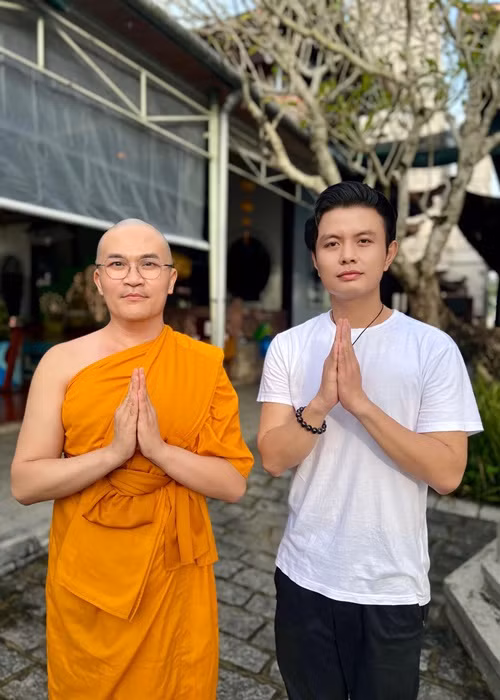 Trước MC Phan Anh, nhiều sao Việt cũng cạo đầu. MC Đại Nghĩa tham gia khóa tu xuất gia gieo duyên tháng 10/2022. Ảnh: Vietnamnet.