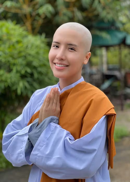 Á hậu Khánh Phương xuống tóc vào năm 2022. Người đẹp tu tập trong vòng một tháng. Chia sẻ với Dân Trí về lý do xuống tóc, Khánh Phương nói: “Tôi muốn giải thoát cho mình ra khỏi những khổ đau, phiền não giữa đời. Từ năm 2018 đến nay, tôi ít tham gia hoạt động trong làng giải trí. Tôi thấy biết ơn những "cơn bão" xảy đến trong đời đã giúp tôi trưởng thành hơn”. Ảnh: Dân Trí.