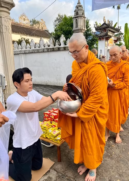 Ca sĩ Anh Duy - một người em thân thiết của Đại Nghĩa chia sẻ trên Vietnamnet, Đại Nghĩa đã có dự định này từ trước vì vậy nam MC kết hợp trao quà cho người dân tại Huế để thực hiện mong ước của mình. Ảnh: Vietnamnet.