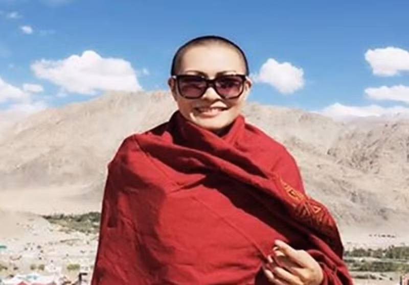 Năm 2016, nữ ca sĩ Phương Thanh xuống tóc tại Ấn Độ trong khóa tu kéo dài 2 tuần. Theo Phương Thanh, việc này nằm trong kế hoạch. Những năm trước, nữ ca sĩ tham gia khóa tu nhưng không xuống tóc. Ảnh: FBNV.