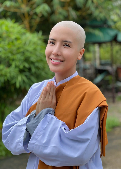 Á hậu Khánh Phương xuống tóc vào năm 2022. Người đẹp tu tập trong vòng một tháng. Chia sẻ với Dân Trí về lý do xuống tóc, Khánh Phương nói: “Tôi muốn giải thoát cho mình ra khỏi những khổ đau, phiền não giữa đời. Từ năm 2018 đến nay, tôi ít tham gia hoạt động trong làng giải trí. Tôi thấy biết ơn những "cơn bão" xảy đến trong đời đã giúp tôi trưởng thành hơn”. Ảnh: Dân Trí.