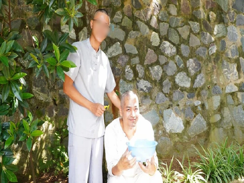 Mới đây, MC Phan Anh xuống tóc, xuất gia gieo duyên. Theo Người Lao Động, lý do anh tham gia khóa tu tập vì "nhân duyên đến". Phan Anh chia sẻ thêm, anh cũng muốn có những trải nghiệm mới mẻ về cuộc sống của một vị sư, để thấm nhuần và soi rọi bản thân nhiều hơn. Ảnh: Dân Trí.