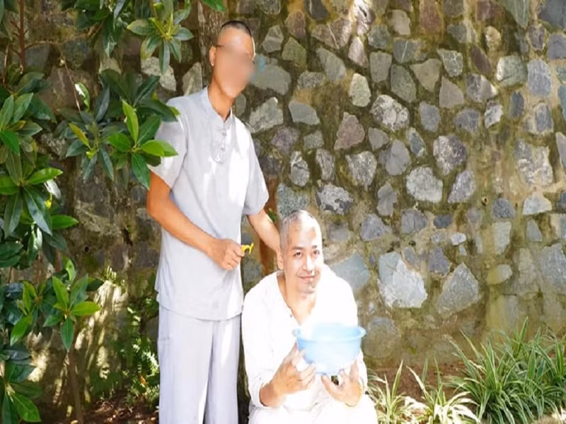 Mới đây, MC Phan Anh xuống tóc, xuất gia gieo duyên. Theo Người Lao Động, lý do anh tham gia khóa tu tập vì "nhân duyên đến". Phan Anh chia sẻ thêm, anh cũng muốn có những trải nghiệm mới mẻ về cuộc sống của một vị sư, để thấm nhuần và soi rọi bản thân nhiều hơn. Ảnh: Dân Trí.