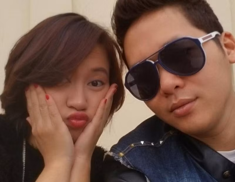 Theo Dân Trí, năm 15 tuổi, Khánh Linh lần đầu tiên hát trên sân khấu, khi đó Trần Tùng là khán giả. Nhiều năm sau, khi cả hai đều trải qua cuộc hôn nhân đổ vỡ, có con riêng, Khánh Linh và Trần Tùng chính thức gặp nhau qua sự giới thiệu của một người bạn. Ảnh: FBNV.