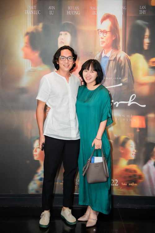 Trong cuộc phỏng vấn với Zing, Khánh Linh cho biết, chồng cô không phải là đại gia. "Anh ấy chỉ là một người kinh doanh đơn thuần và rất giản dị. Tôi yêu vì anh ấy thực sự là một người chăm chỉ, ấm áp và luôn vươn lên với những sáng tạo của mình. Hơn tôi một tuổi nhưng anh ấy rất chững chạc và đã giúp tôi thay đổi rất nhiều”, giọng ca Giấc mơ trưa chia sẻ. Ảnh: FBNV.