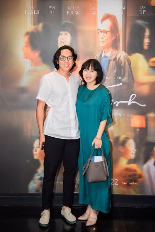 Trong cuộc phỏng vấn với Zing, Khánh Linh cho biết, chồng cô không phải là đại gia. "Anh ấy chỉ là một người kinh doanh đơn thuần và rất giản dị. Tôi yêu vì anh ấy thực sự là một người chăm chỉ, ấm áp và luôn vươn lên với những sáng tạo của mình. Hơn tôi một tuổi nhưng anh ấy rất chững chạc và đã giúp tôi thay đổi rất nhiều”, giọng ca Giấc mơ trưa chia sẻ. Ảnh: FBNV.