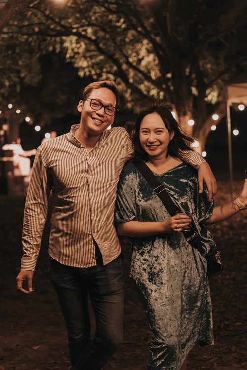 “Anh ấy rất yêu trẻ em và thực sự là người bạn lớn của con. 2 người thường xuyên trò chuyện với nhau một cách rất thoải mái. Con riêng của tôi hơn con riêng của anh ấy một tuổi. 2 đứa cũng chơi rất thân với nhau nên bố mẹ không phải nghĩ ngợi”, Khánh Linh tiết lộ. Ảnh: FBNV.