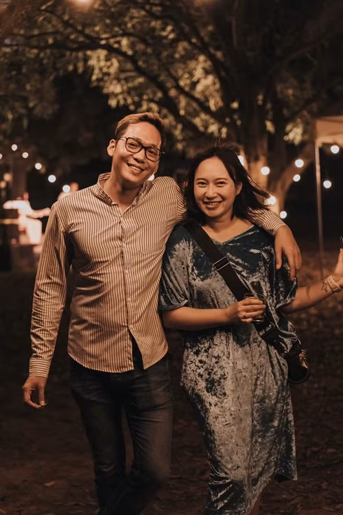 “Anh ấy rất yêu trẻ em và thực sự là người bạn lớn của con. 2 người thường xuyên trò chuyện với nhau một cách rất thoải mái. Con riêng của tôi hơn con riêng của anh ấy một tuổi. 2 đứa cũng chơi rất thân với nhau nên bố mẹ không phải nghĩ ngợi”, Khánh Linh tiết lộ. Ảnh: FBNV.