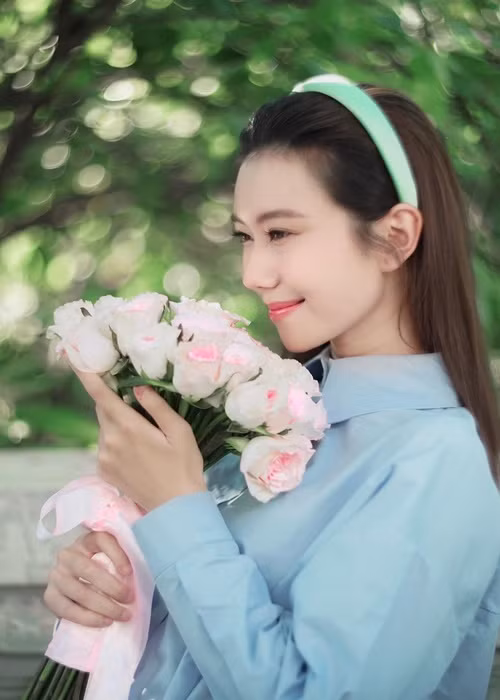 Cô chụp ảnh theo phong cách của Lưu Diệc Phi trong bộ phim Đi đến nơi có gió. Ảnh: FBNV.