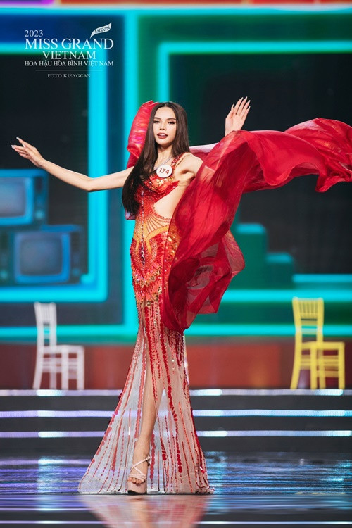 Nguyễn Thị Thu Hằng cao 1m7, có số đo ba vòng 85-61-87 cm. Cô đang lọt top 5 Người đẹp trình diễn bikini đẹp nhất ở Hoa hậu Hòa bình Việt Nam 2023.