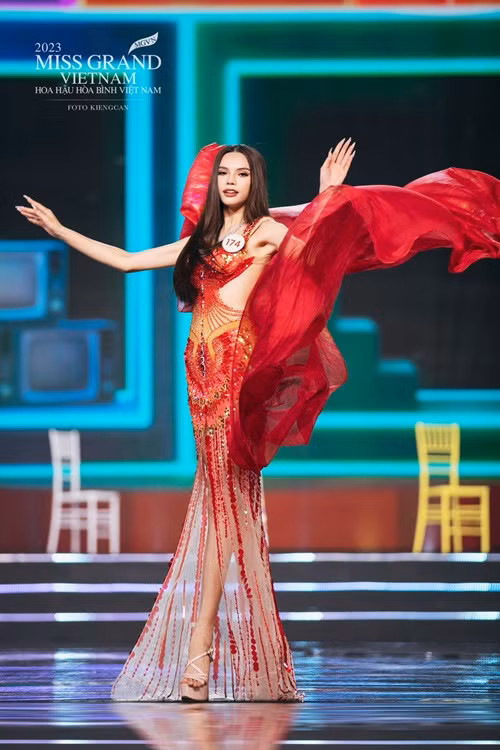 Nguyễn Thị Thu Hằng cao 1m7, có số đo ba vòng 85-61-87 cm. Cô đang lọt top 5 Người đẹp trình diễn bikini đẹp nhất ở Hoa hậu Hòa bình Việt Nam 2023.