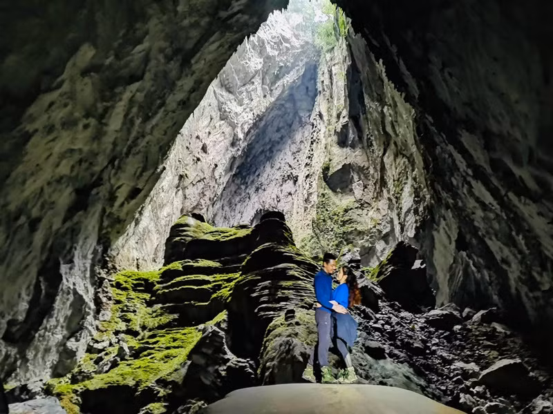 Trong cuộc phỏng vấn với Phụ Nữ TP HCM, Phan Anh kể về lần ghen dữ dội nhất của vợ là tin đồn tình cảm giữa anh và một người mẫu. "Vợ tôi đã thu dọn quần áo và mời tôi ra khỏi nhà. Mâu thuẫn kéo dài khoảng 1 tháng. Tôi chủ động chia sẻ, vợ tôi cũng tìm hiểu và biết đó là hiểu lầm. Từ câu chuyện này, tôi cũng rút kinh nghiệm, cẩn thận hơn trong lời ăn tiếng nói, không vui đùa quá trớn", Phan Anh tiết lộ.