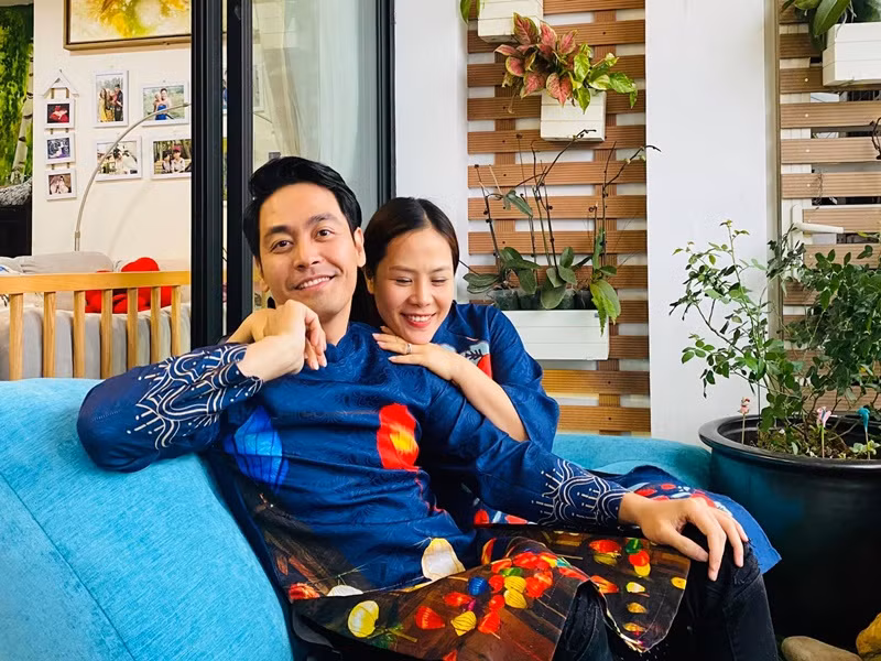 Theo Phan Anh, vợ chồng anh có nhiều mâu thuẫn, tưởng chừng như muốn đổ vỡ, nhưng rồi cả hai may mắn có cơ hội để nhìn lại chính bản thân mình. "Chúng tôi cùng học cách tôn trọng, chấp nhận, chia sẻ, lắng nghe... Những điều đó làm chúng tôi tốt hơn và không khí gia đình cũng trở nên tốt hơn", Phan Anh chia sẻ trong cuộc phỏng vấn với Vietnamnet.