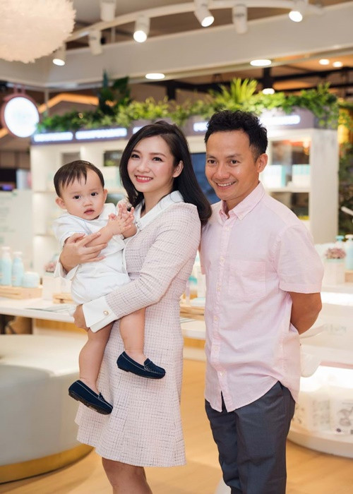 Vợ chồng Tiến Đạt cùng kinh doanh. Theo Thụy Vy, chồng thường hay có những ý tưởng đứng trên góc độ chuyên môn và hướng đến giá trị, chất lượng còn cô hay nghĩ về tài chính, hiệu quả doanh thu nên hay tranh luận. "Lúc đó sẽ tùy vào tình hình thực tế để lựa chọn có thực hiện ý tưởng đó hay không", Thụy Vy cho hay. Ảnh: Người Đô Thị.