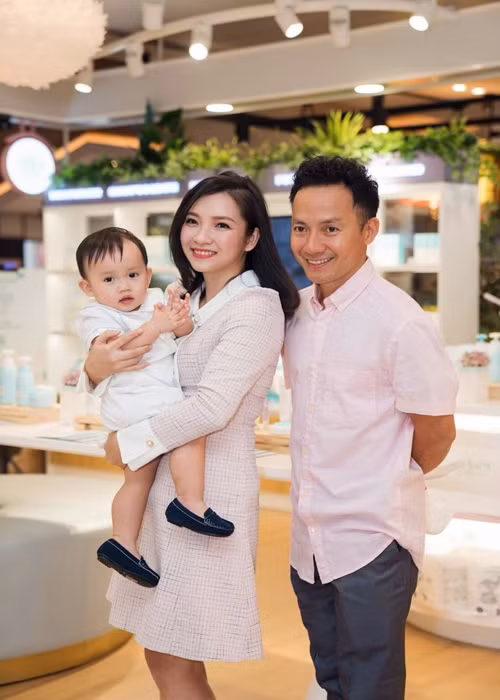 Vợ chồng Tiến Đạt cùng kinh doanh. Theo Thụy Vy, chồng thường hay có những ý tưởng đứng trên góc độ chuyên môn và hướng đến giá trị, chất lượng còn cô hay nghĩ về tài chính, hiệu quả doanh thu nên hay tranh luận. "Lúc đó sẽ tùy vào tình hình thực tế để lựa chọn có thực hiện ý tưởng đó hay không", Thụy Vy cho hay. Ảnh: Người Đô Thị.