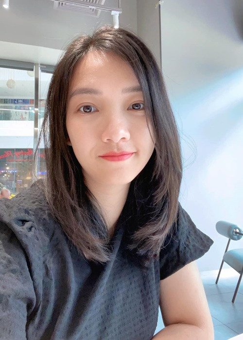 "Anh hầu như phụ trách toàn phần việc chăm bé đầu bên cạnh sự giúp đỡ của bà, đưa đón Vy đi tới lui. Công việc nhà thì hầu như nhờ gì anh Đạt sẽ nhanh chóng làm cái đó", Thụy Vy chia sẻ. Ảnh: FBNV.