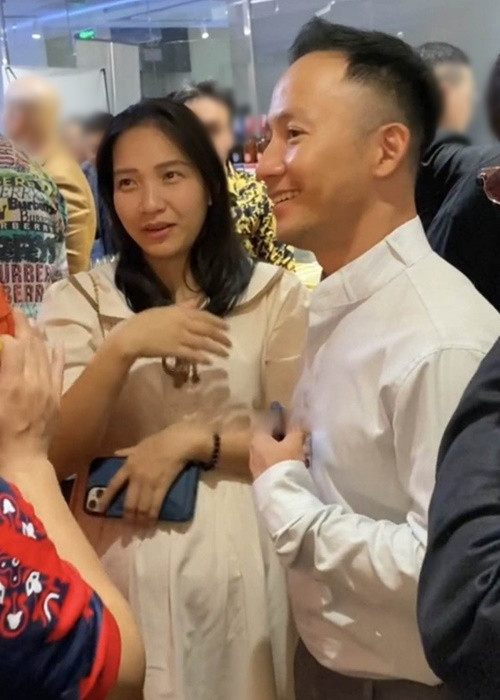 Bà xã Tiến Đạt khoe bụng bầu vượt mặt hồi tháng 6. Ảnh: Người Đưa Tin