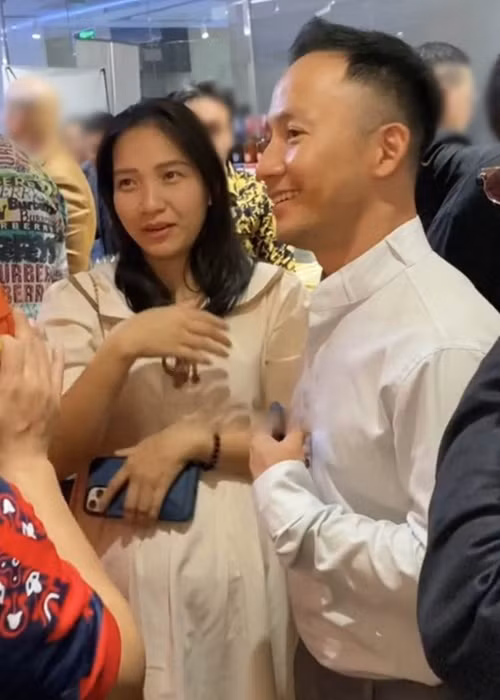 Bà xã Tiến Đạt khoe bụng bầu vượt mặt hồi tháng 6. Ảnh: Người Đưa Tin