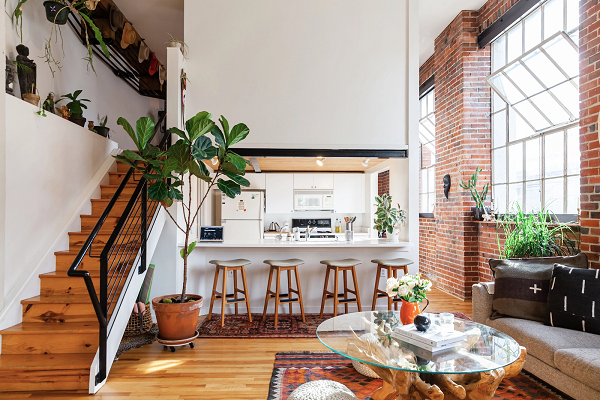 Nếu những căn bếp được thiết kế theo nguyên tắc và quy luật không còn khiến bạn thích thú thì sao không tham khảo ngay những gợi ý dưới đây. Những ý tưởng thiết kế nhà bếp mang phong cách Boho đầy cá tính. Bạn có thể tìm thấy ý tưởng cho một căn bếp đầy màu sắc, tươi sáng. Đó cũng có thể là một phòng bếp hiện đại được trang trí với những món đồ dệt, đồ treo tường macrame và đủ loại thực vật phong phú. Vẻ đẹp cá tính, mới lạ mà những căn bếp theo phong cách Boho sẽ khiến bạn cảm thấy vô cùng thích thú và sẵn sàng áp dụng ngay cho căn bếp của gia đình mình.1. Căn bếp gây ấn tượng bởi sự pha trộn hài hòa giữa cũ và mới. Đó là những bức tường gạch nguyên bản và cửa sổ công nghiệp kết hợp với nhà bếp được trang bị hiện đại. Điều khiến chúng ta chẳng thể làm ngơ chính là chút phong cách boho được mang lại nhờ sự xuất hiện của tấm thảm Ba Tư trên sàn và cây xanh ở khắp mọi nơi.