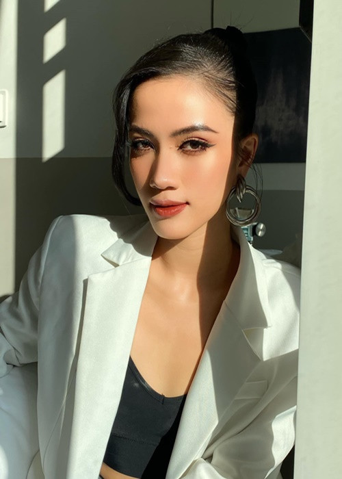 Chia sẻ trên Dân Việt, Minh Nhàn cho biết, cô từng là giáo viên dạy IELTS. "Công việc này không chỉ giúp tôi củng cố và phát triển khả năng ngoại ngữ của mình mà còn góp phần lan tỏa niềm yêu thích học tiếng Anh đến các học viên. Bản thân tôi là một người khá nóng vội nên khi trở thành một người hướng dẫn cho các bạn học viên, tôi đã tập được tính kiên nhẫn và biết nhìn nhận mọi việc một cách từ tốn, sâu sắc hơn", nàng hậu tâm sự về công việc dạy tiếng Anh.