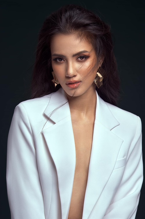 Theo Vietnamnet, Minh Nhàn cho rằng việc học không đơn thuần để đạt được bằng cấp mà là quá trình phát triển bản thân. Cô nói: “Điều này đồng nghĩa với việc tôi cần tiếp thu, học hỏi, tìm tòi những tri thức mới. Không chỉ là về tiếng Anh, mà còn là kiến thức trong cuộc sống thường ngày”.