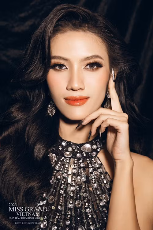 Minh Nhàn cho rằng tiếng Anh là một lợi thế của cô khi thi Hoa hậu Hòa bình Quốc tế nhưng không phải là yếu tố quyết định người chiến thắng. “Sứ mệnh của một hoa hậu, hay một người đẹp không chỉ đơn giản là đẹp và tỏa sáng trên sân khấu, mà họ còn mang trách nhiệm đối với xã hội và cộng đồng”, nàng hậu bày tỏ.