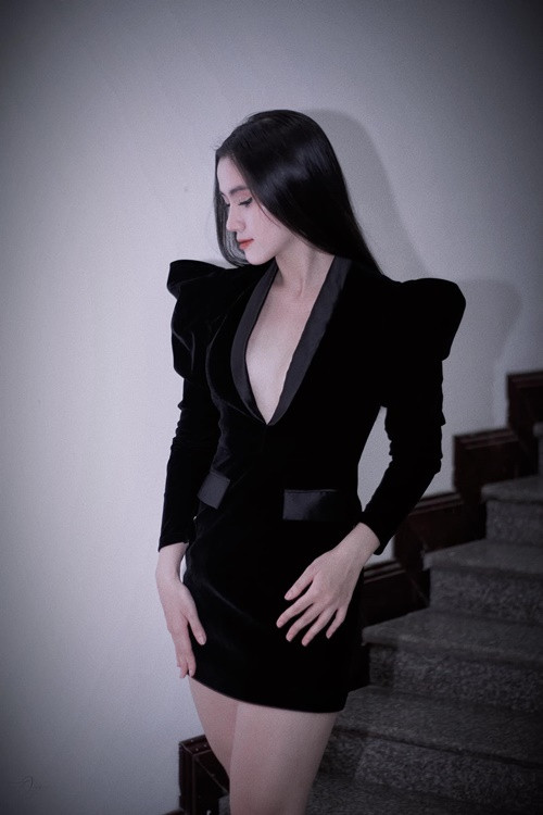 Chia sẻ trên Dân Việt, Minh Nhàn cho biết, việc thiếu tự tin, rụt rè khiến cô từng mất đi những cơ hội trong học tập, công việc. Minh Nhàn dần thay đổi suy nghĩ. Cô trau dồi kiến thức, chăm chỉ học tập nhiều kỹ năng.