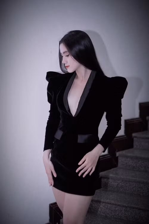 Chia sẻ trên Dân Việt, Minh Nhàn cho biết, việc thiếu tự tin, rụt rè khiến cô từng mất đi những cơ hội trong học tập, công việc. Minh Nhàn dần thay đổi suy nghĩ. Cô trau dồi kiến thức, chăm chỉ học tập nhiều kỹ năng.