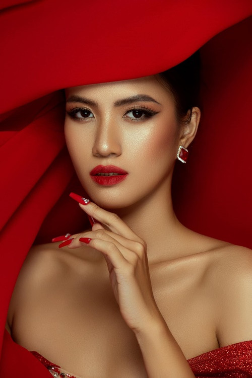 Theo Saostar, bố Minh Nhàn là giáo viên còn mẹ cô là dược sĩ. Mẹ Minh Nhàn chia sẻ, con gái khá tự ti, nhút nhát và ít tiếp xúc với bên ngoài nhưng kể từ khi tham gia cuộc thi Tìm kiếm Đại sứ Đại học Đà Nẵng 2022, Minh Nhàn trở nên tự tin hơn.