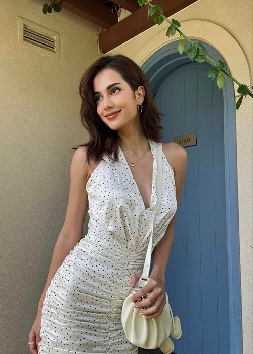 Chia sẻ về việc thi hoa hậu, Emma cho biết: "Emma nghĩ đã đến lúc cho phép mình tự khai phá bản thân mình. Vừa kết thúc việc học thì đây chính là con đường mới mà Emma muốn mình đặt chân đến và để đi trên con đường này thì mình hiểu cần bản lĩnh hơn, kiên định hơn và dám đối diện với nhiều thử thách hơn. Dĩ nhiên, không thể không có những thiếu sót nên hơn ai hết Emma mong nhận được sự góp ý và đồng hành cùng mọi người, vì nhờ vậy mà Emma chưa bao giờ có cảm giác một mình". Ảnh: FBNV.