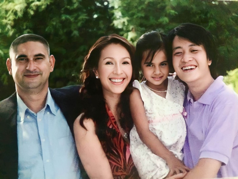 Năm 3 tuổi, con gái Lê Hóa lần đầu đóng phim Tuyết nhiệt đới của đạo diễn Vũ Ngọc Đãng. Emma vào vai em gái của Lương Mạnh Hải. Ảnh: Vietnamnet.