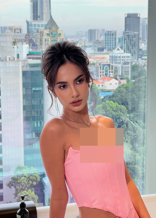 Gương mặt lai Tây cuốn hút và body gợi cảm của Emma. Ảnh: FBNV.