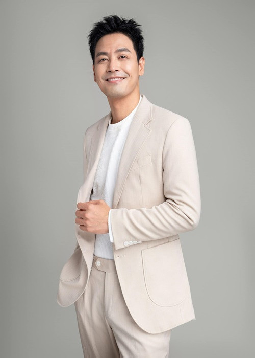 Nam MC gắn liền với hình ảnh mái tóc bồng bềnh lãng tử trong nhiều năm qua.