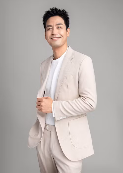 Nam MC gắn liền với hình ảnh mái tóc bồng bềnh lãng tử trong nhiều năm qua.