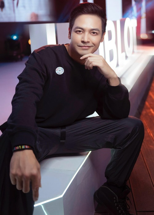 Phan Anh có gu thời trang lịch lãm ở tuổi 42.