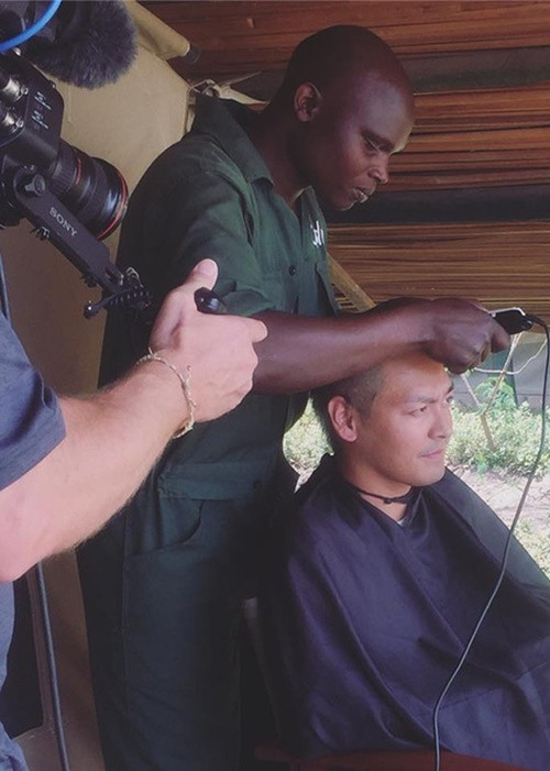 Năm 2016, Phan Anh xuống tóc trong chuyến đi châu Phi. Nam MC muốn gửi thông điệp bảo vệ động vật hoang dã.