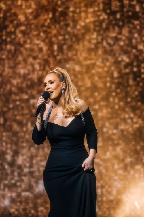 Được đào tạo thanh nhạc bài bản, có giọng hát đặc biệt, Adele nhanh chóng nổi tiếng. Ảnh: FBNV.